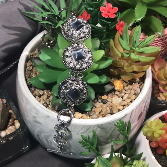 💥💥Silver Toggle clasp bracelet with decorative accents 3 beautiful Grey Snaps - Picture 2 of 6